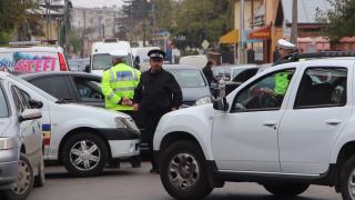 Un bărbat înarmat cu o sabie a ameninţat cu moartea mai mulţi localnici din Giurgiu şi a distrus capota unei maşini. De la ce a pornit scandalul