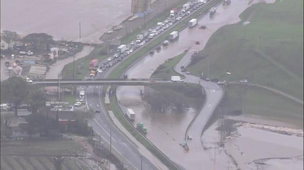 Inundaţii catastrofale în California: Cel puţin 14 oameni au murit. Vedete precum Oprah sau Jennifer Aniston, nevoite să-şi părăsească casele
