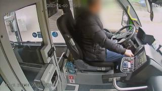 "A plecat la naiba să-l ia!". Călătorii închiși în autobuz de șoferul care a plecat să-și cumpere de mâncare, revoltați