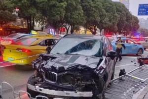 Un chinez a intrat cu mașina în mulțime și a ucis 5 oameni. După accident, șoferul a aruncat cu bani în aer