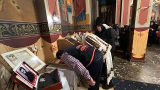 "Suntem copleşiţi de emoţie". Sute de credincioși în peleinaj la  Biserica Iacob Românul din Sibiu
