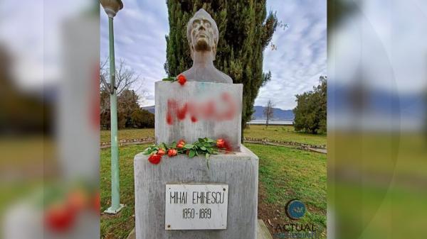 Statuia lui Mihai Eminescu, mâzgălită cu mesaje obscene, cu o zi înainte de împlinirea a 173 de ani de la naşterea marelui poet, în Orșova
