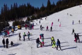 Cât costă o vacanţă la schi în România, în ianuarie 2023. Staţiunile se bat în oferte