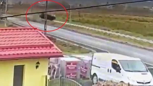 Imagini de infarct filmate într-o comună Maramureș. Un tânăr s-a rostogolit de mai multe ori cu BMW-ul, îngrozind localnicii