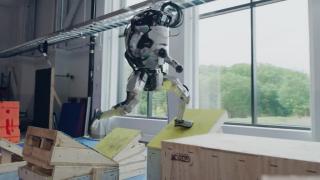 "Încercăm să depăşim limitele". Ce poate face Atlas, cel mai cunoscut robot din lume, după ce a primit un upgrade