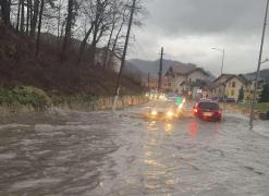 Vremea rea face ravagii. Gospodării în pericol și drumuri blocate de ploile abundente din Vâlcea