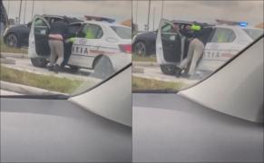 Poliţist, umilit de un şofer pe autostradă, care a intrat peste el în maşină după acte. Agentul a fugit când l-a văzut ce a făcut