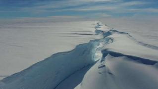 Un aisberg imens s-a desprins de o banchiză din Antarctica: are o suprafaţă de 15 ori mai mare decât cea a Parisului
