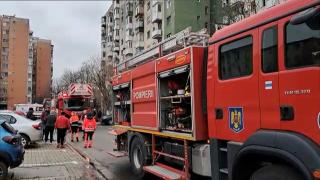 O familie întreagă a ajuns la spital, după ce ghena unui bloc din Arad s-a aprins ca o torță. 22 de persoane au fost evacuate