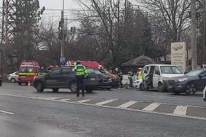 Accident teribil la intrarea în Balotești, după ce șoferul unei dube a schimbat sensul de mers fără să se asigure