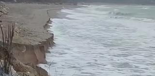 Plaja de la Tuzla a fost înghițită de valuri, peste noapte. O bucată de 7m din plajă a fost erodată