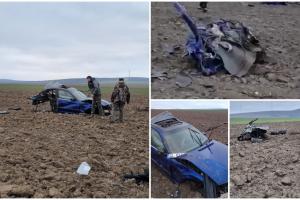Un şofer de 21 de ani din Tulcea a murit la spital, după ce şi-a condus prietenii spre moarte. Maşina s-a făcut bucăţi pe un câmp, după ce s-a izbit violent de un copac