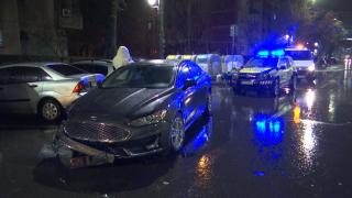 Un șofer băut a făcut dezastru pe o stradă din Capitală. A intrat în mai mulți parapeți, apoi a lovit trei mașini parcate