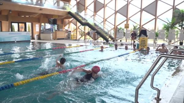 Lecții gratuite în bazinul de înot, în locul orelor de sport. Noile ore de educație fizică au mare priză în rândul elevilor din Cisnădie