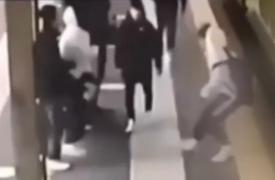 Adolescent român, împins sub tren de mai mulţi italieni, după un mesaj trimis unei fete. Mama a leşinat când a auzit vestea
