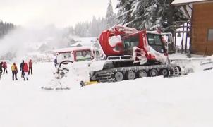 Mii de turiști s-au îngrămădit la munte de când a început să ningă. Administratorii de pârtii s-au pregătit pentru valul de schiori