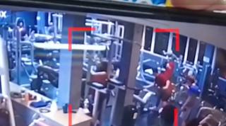 Momentul în care o bară de 200 de kg îi cade lui Victor în cap, la o sală de fitness din Bucureşti: "Putea să cadă un pic mai sus și murea instant"