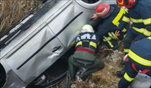Doi bărbați din Argeș au murit, după ce au căzut cu maşina într-un pârâu. Vehiculul s-a răsturnat pe plafon, cei doi nu au avut nicio șansă