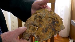 Mască din fier de pe vremea romanilor, descoperită de un arheolog amator, pe un câmp din Gorj