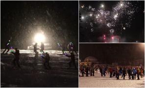 Coborâre cu torţe şi foc de artificii, pe pârtia Kalinderu din Buşteni. Turiştii au avut parte de distracţie la deschiderea oficială a sezonului de schi