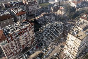 Cutremure în Turcia și Siria: Peste 7.200 de morți, cel puțin 35.000 răniți. Erdogan declară stare de urgenţă pentru trei luni