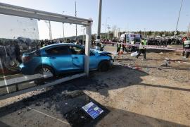 Doi morți, între care un copil, după ce un șofer a intrat cu mașina în mai mulți oameni, la o stație de autobuz din Ierusalim