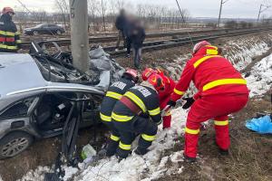 Audi spulberat de tren în Suceava, două femei au murit pe loc. Un băiețel de 2 ani și o fetiță de 4 au ajuns la spital