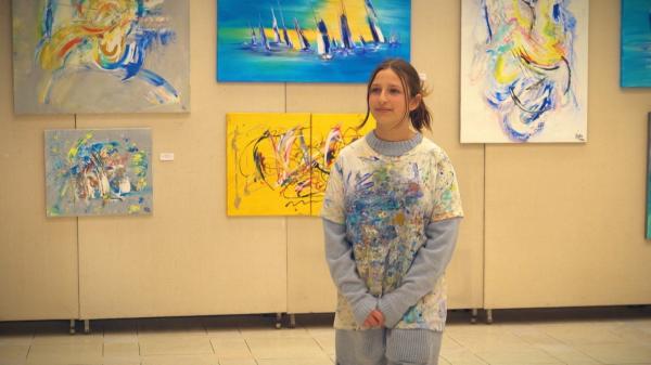 Giulia Pintea, pictoriţă de succes la doar 12 ani. "Pun culorile pe pânză şi-mi las imaginaţia să se joace cu ele"