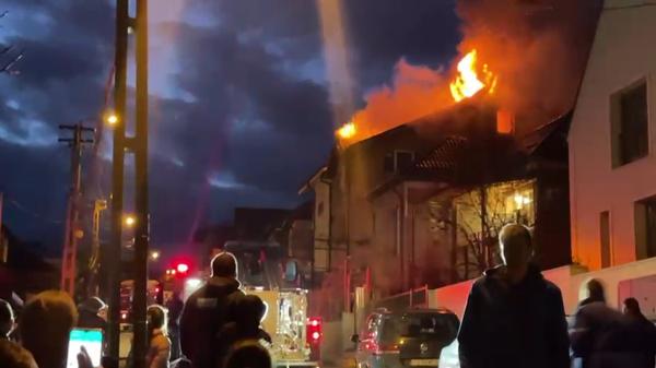 Incendiu puternic într-un cartier din Cluj-Napoca. Locuinţă cuprinsă de flăcări, vâlvătaia s-a extins şi la o casă învecinată