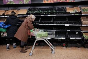Criză de legume în Marea Britanie. Unele magazine au raționalizat roșiile, castraveții și ardeii. Cu cât a crescut prețul tomatelor