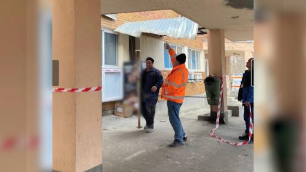 Un nou incident la Spitalul de Urgenţă din Brăila: O bucată de grindă s-a desprins din senin de la etajul 6 şi a căzut lângă intrarea veche a spitalului