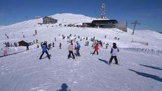 Sfârșit de săptămână la schi. Care este grosimea stratului de zăpadă pe pârtiile din Sinaia și Masivul Postăvaru