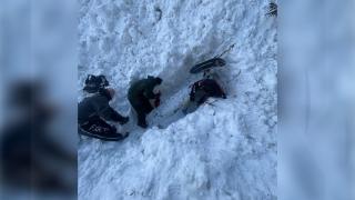 Cei trei turiști polonezi se plimbau cu snowmobilul când au prinși în avalanșă. Pentru unul dintrei ei, impactul a fost fatal: "L-a zdrobit efectiv"