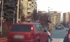 Bătrân lovit din plin, în timp ce încerca să traverseze strada pe o trecere de pietoni, în Cluj Napoca. Semafoarele nu funcţionau