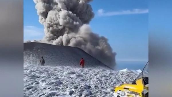 Imagini spectaculoase cu erupția vulcanului Ebeko din Rusia. Coloanele de cenușă s-au ridicat la peste 2 kilometri