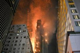 Incendiu uriaș într-un zgârie-nori de 42 de etaje din Hong Kong. Flăcările au înghițit întreaga clădire