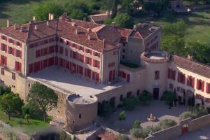 Cel mai mare castel din regiunea franceză Provence, scos la vânzare. Cât costă proprietatea care datează din secolul al X-lea, cu peste 120 de camere