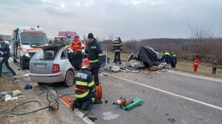 Două familii distruse într-un accident din Vaslui. Impactul dintre cele două mașini a lăsat șase victime, printre care și un bebeluș