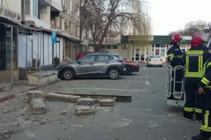 La un pas de tragedie, după ce planşeul unui bloc construit din anii '60 s-a prăbuşit în Tulcea: 2 maşini şi un magazin au fost distruse