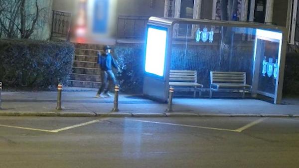 Un constănţean şi-a vărsat nervii pe panoul publicitar dintr-o staţie de autobuz. După ce s-a "răcorit", individul şi-a văzut de drum