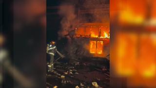 Incendiu violent la un gater din Hunedoara. Misiunea pompierilor, îngreunată de combustibilul depozitat în interior
