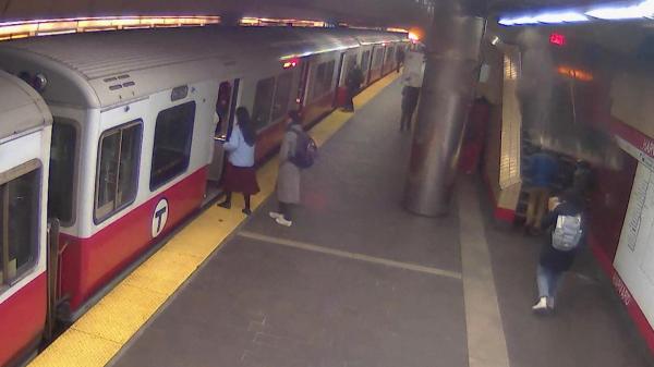 La un pas de tragedie. O femeie din SUA a scăpat ca prin minune, după ce o bucată din plafonul de la metrou s-a prăbuşit chiar în faţa ei