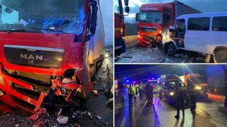 Accident cu doi morți și patru răniți lângă Poieni, în Cluj. Un TIR și un microbuz s-au izbit violent