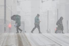 Viscolul și ninsorile au paralizat Regatul Unit. Zeci de şoferi blocați în maşini ore în şir, oameni salvați la limită de pe munte