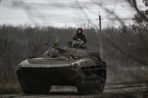 Încercările ruşilor de a cuceri Bahmutul, respinse de ucraineni cu artilerie şi tancuri. Generalul Sîrskii: Situaţia rămâne dificilă