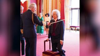 Brian May, legendarul chitarist al trupei Queen a primit titlul de cavaler din partea regelui Charles al III-lea