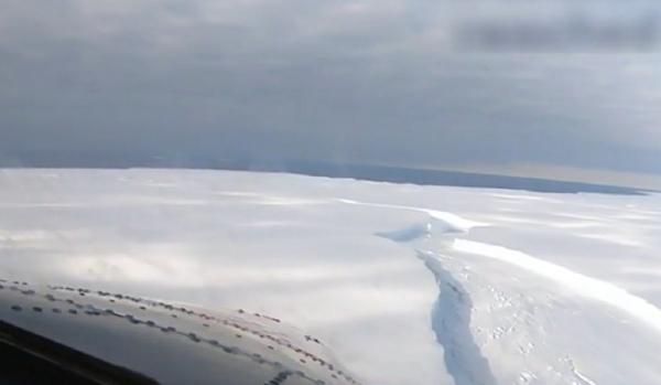 Primele imagini cu aisbergul imens care s-a desprins recent din Antarctica. Este de dimensiunea Londrei