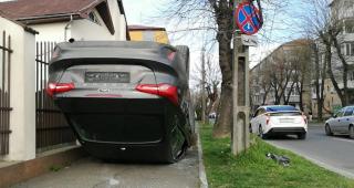 Salt cu roțile în sus, la Timișoara. A zburat cu mașina pe trotuar, după ce un șofer a schimbat banda fără să se asigure