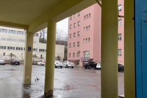 O elevă de 13 ani din Cluj-Napoca ar fi încercat să se sinucidă. Fata s-a aruncat de la etajul 3 al Colegiului Național "George Coșbuc"