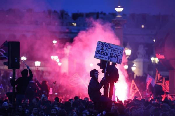 Revoltă în Franţa, după majorarea vârstei de pensionare. Protestatarii au blocat periferia Parisului; peste 300 de persoane, arestate